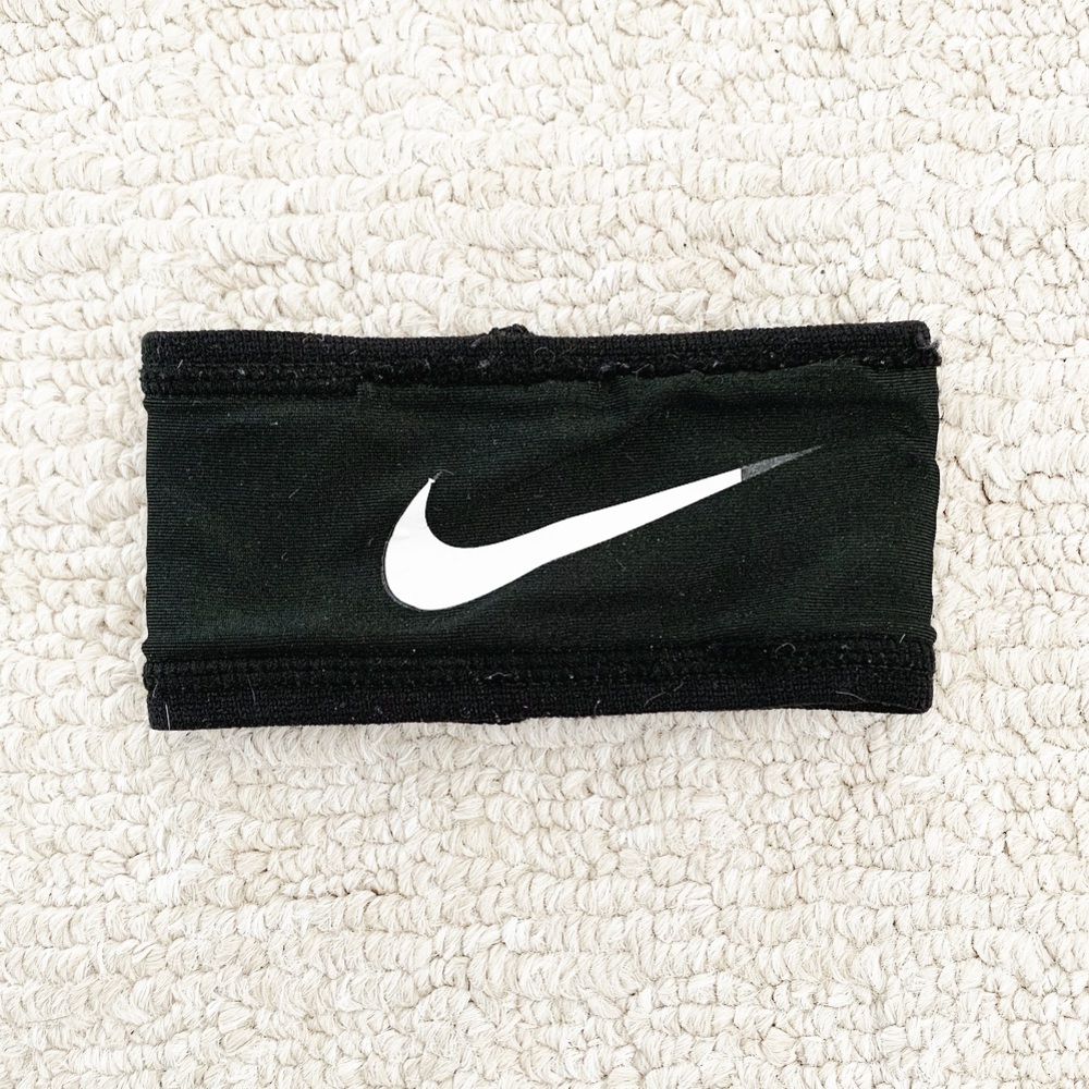 Black & white Nike sports armband